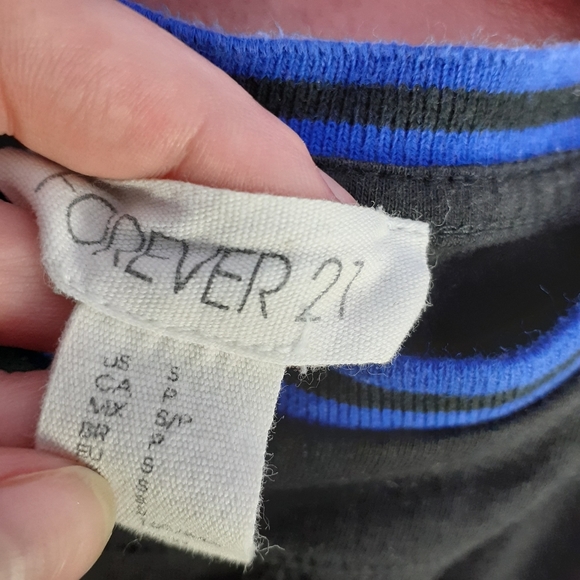 💥3/$25💥Cropped Tee Striped Neckline Small - Picture 3 of 4